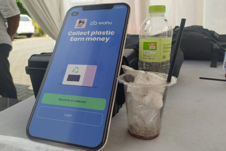 
Sampah kemasan plastik berlogo Super Indo 365 dihargai Rp 5000 per kilogram dalam bentuk uang elektronik pada peluncuran poin pengumpulan sampah plastik pada program pengurangan sampah kemasan plastik bekerja sama dengan Waste Hubs (Wahu) Indonesia. 