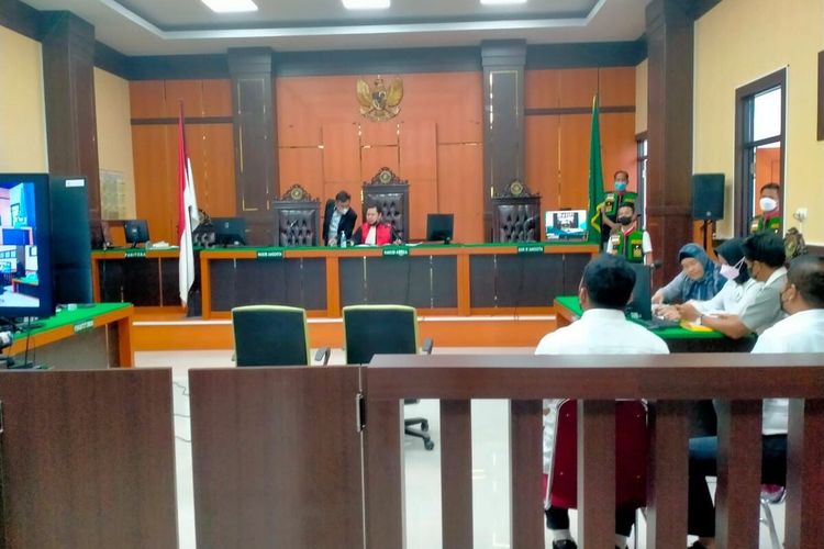 Sidang kasus perusakan rumah karyawan perusahaan dengan tersangka Anthony Hamzah, di PN Bangkinang Kabupaten Kampar, Riau, Senin (7/2/2022).