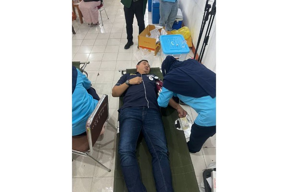 CEO Hanafi Kreasi Group Sheavtiyan ikut mendonorkan darah. 

