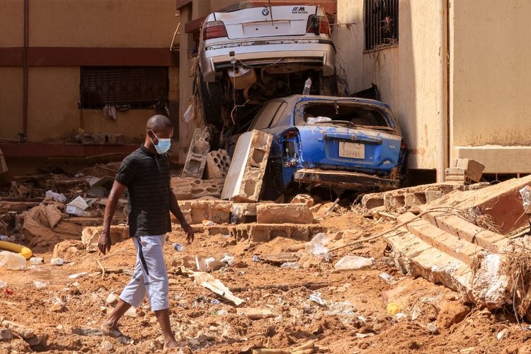 Mobil-mobil yang rusak ditumpuk setelah banjir bandang yang mematikan di kota Derna, Libya timur, 17 September 2023. Seminggu setelah banjir bandang seukuran tsunami meluluhlantakkan kota pesisir Libya, Derna, dan menewaskan ribuan orang, upaya bantuan internasional untuk membantu para penyintas yang masih berduka perlahan-lahan mulai berdatangan. 