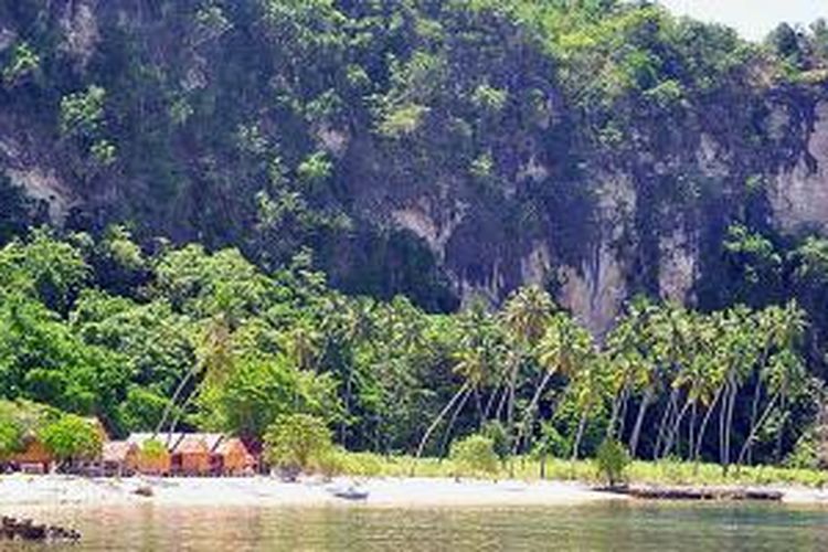 Pemandangan di obyek wisata Pantai Biluhu di Desa Biluhu Timur, Kecamatan Batuda’a Pantai, Kabupaten Gorontalo, Sabtu (19/4/2014). Obyek wisata di pesisir Teluk Tomini ini menawarkan keaslian alam dan pemandangan terumbu karang yang menawan.