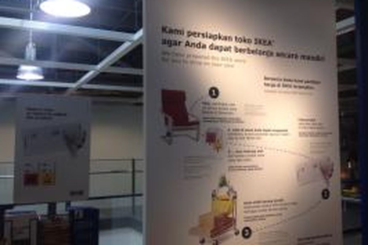 Papan pemberitahuan cara berbelanja di IKEA Alam Sutera, Tangerang, Banten.