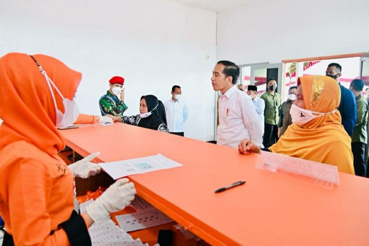 Presiden Joko Widodo saat meninjau penyaluran sejumlah bansos di  Kantor Pos Jailolo Kabupaten Halmahera Barat, Provinsi Maluku Utara, pada Rabu (28/9/2022). Ilustrasi pencairan BLT BBM 2022.