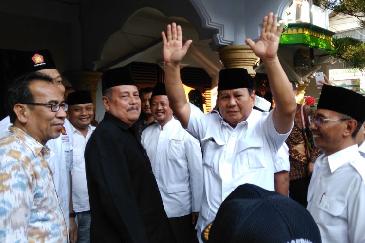 Ketua Umum Partai Gerindra Prabowo Subianto (tengah), saat menyapa para kader di Ponpes Sunan Drajat.