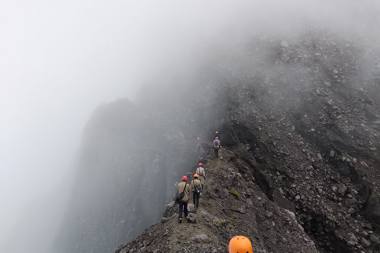 Potret Jembatan Shiratal Mustaqim di Gunung Raung yang diambil oleh Tim Wacaraung dari Keluarga Pecinta Alam Magmagama UGM pada pendakian di tahun 2019. 