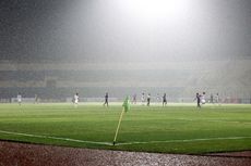 Berita Foto, 2 Hujan di Derbi Jatim Persik Kediri melawan Arema FC