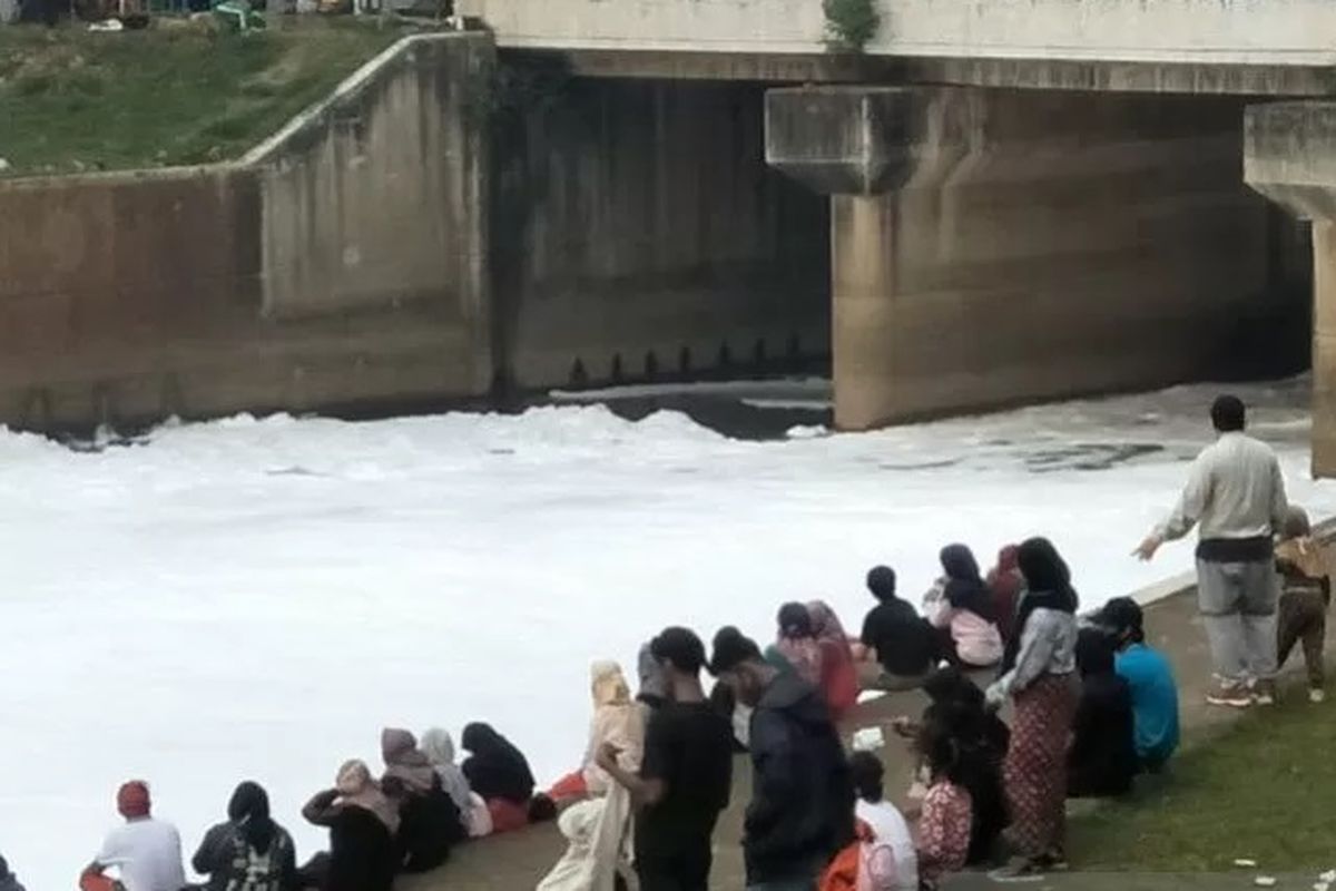 Permukaan air di Kanal Banjir Timur (KBT) terkontaminasi gumpalan busa putih serupa salju, Minggu (28/6/2020). Situasi itu menjadi pemandangan unik bagi peserta Car Free Day (CFD). 