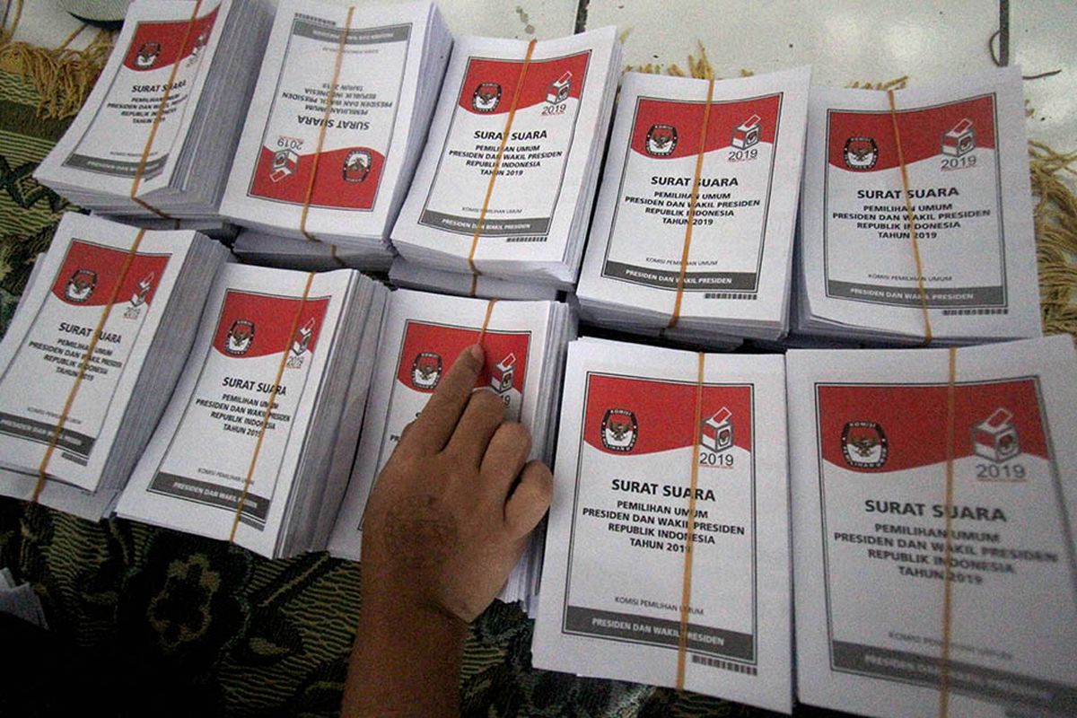 Foto dirilis Kamis (21/3/2019), memperlihatkan pekerja melakukan pelipatan kertas suara pilpres di Gudang KPU, Cibinong, Bogor, Jawa Barat. Sebanyak kurang lebih 650 orang warga berpartisipasi menjadi pekerja lepas di gudang KPU Kabupaten Bogor, berjibaku menyiapkan surat suara untuk kebutuhan Pemilu 2019 mendatang dengan honor Rp 75 per lembar.