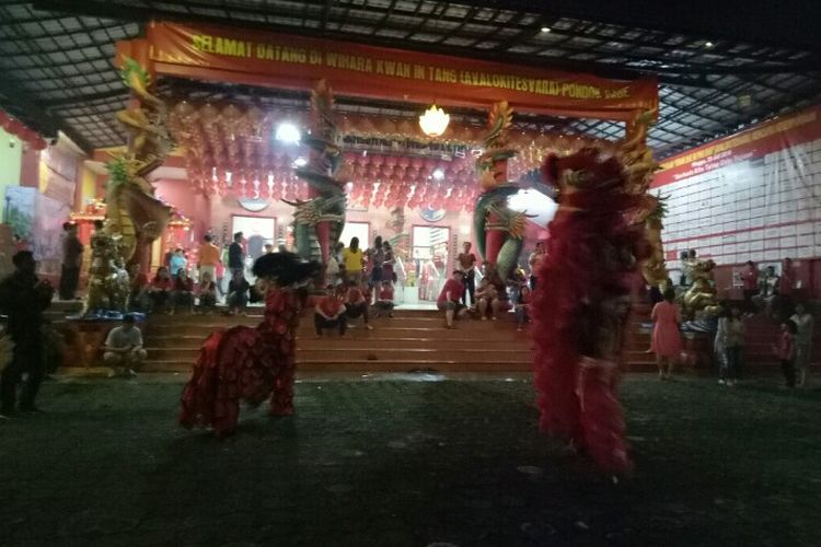 Atraksi barongsai dan kembang api mewarnai perayaan malam tahun baru imlek 2571 di Wihara Kwan In Tang, Pondok Cabe, Pamulang, Tangerang Selatan,  Kamis (24/1/2020). 