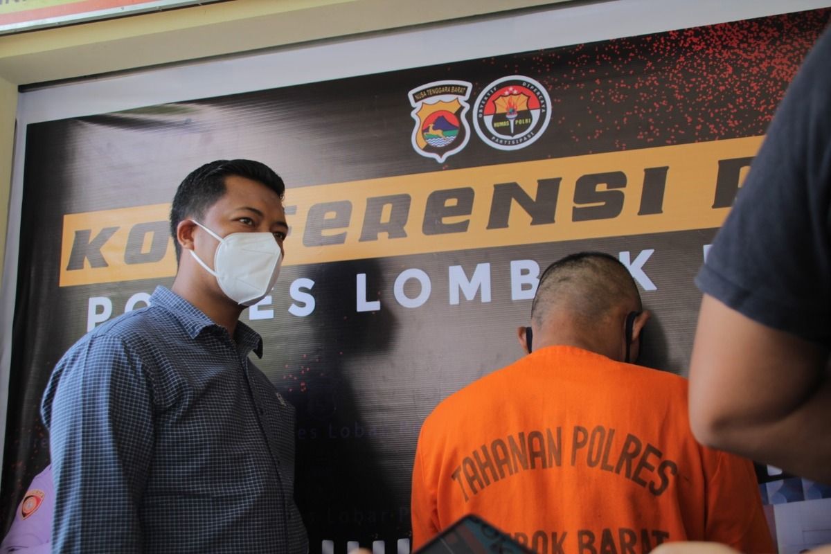 Jumpa pers pelaku penjambretan anting anak di Lombok Barat