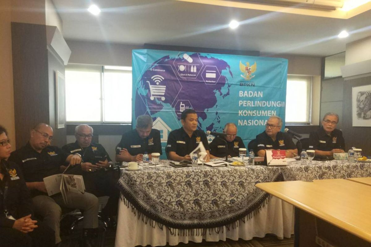 Arief Syafari (kedua dari kanan), Ardiansyah Parman (ketiga dari kanan), dan Rolas Budiman Sitinjak (keempat dari kanan) menjelaskan pengaduan terbanyak yang diterima BPKN berupa rumah tanpa sertifikat (17/12/2018).  