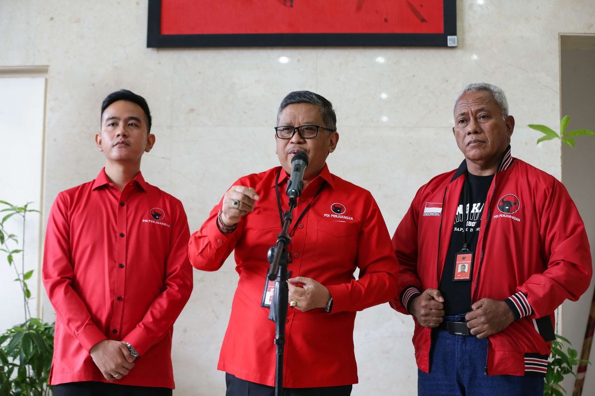 Wali Kota Solo Gibran Rakabuming Raka (kiri), Sekretaris Jenderal PDI-P Hasto Kristiyanto (tegah), dan Ketua Bidang Kehormatan PDI-P Komarudin Watubun (kanan) memberikan keterangan pers di kantor DPP PDI-P, Jalan Diponegoro, Jakarta, Senin (22/5/2023). Pemanggilan terkait pertemuan Gibran dan Prabowo Subianto di Solo.