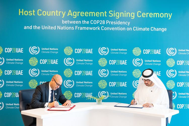 Presiden terpilih COP28 Dr Al Jaber (kanan) dan Sekretaris UNFCCC Simon Stiell (kiri).