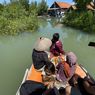 Banjir Rob Buat Kampung Empang Eretan Wetan Indramayu Terisolasi, Akses Tertutup, Warga Pakai Perahu