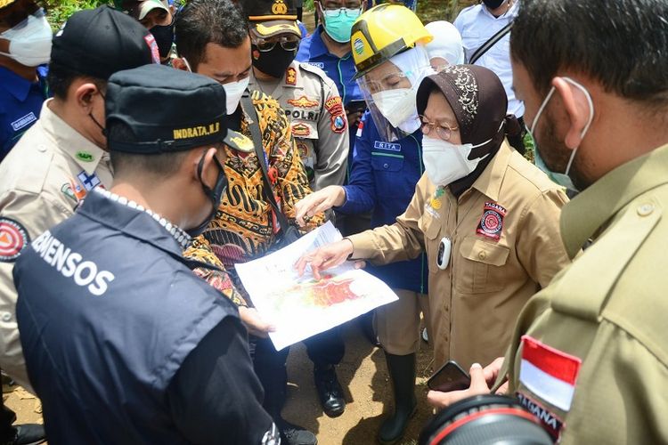 Menteri Sosial (Mensos) Tri Rismahari melakukan dalam simulasi bencana di Dermaga Tamperan, Kabupaten Pacitan, Jawa Timur (Jatim), Sabtu (11/09/2021).
