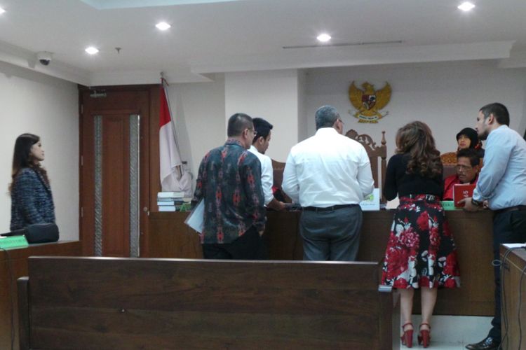 Sidang perkara permohonan penundaan kewajiban pembayaran utang (PKPU) terhadap PT Modern Sevel Indonesia (MSI) dari PT Kurniamitra Duta Sentosa dan PT Soejach Bali di Pengadilan Niaga Jakarta Pusat, Senin (4/9/2017). Adapun total tagihan dua supplier makanan dan minuman kepada pemilik hak gerai waralaba 7-Eleven sebesar Rp 2 miliar.  