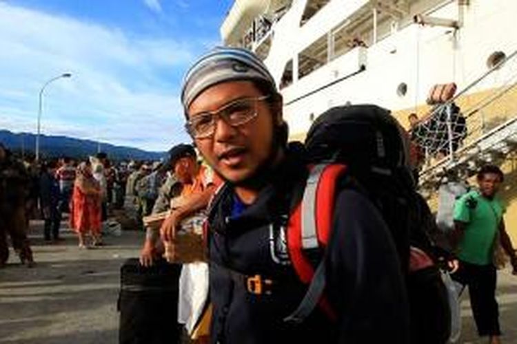 Ramon Y Tungka, pemandu acara 100 Hari Keliling Indonesia di Kompas TV tiba di Nabire, Papua menggunakan kapal Pelni.