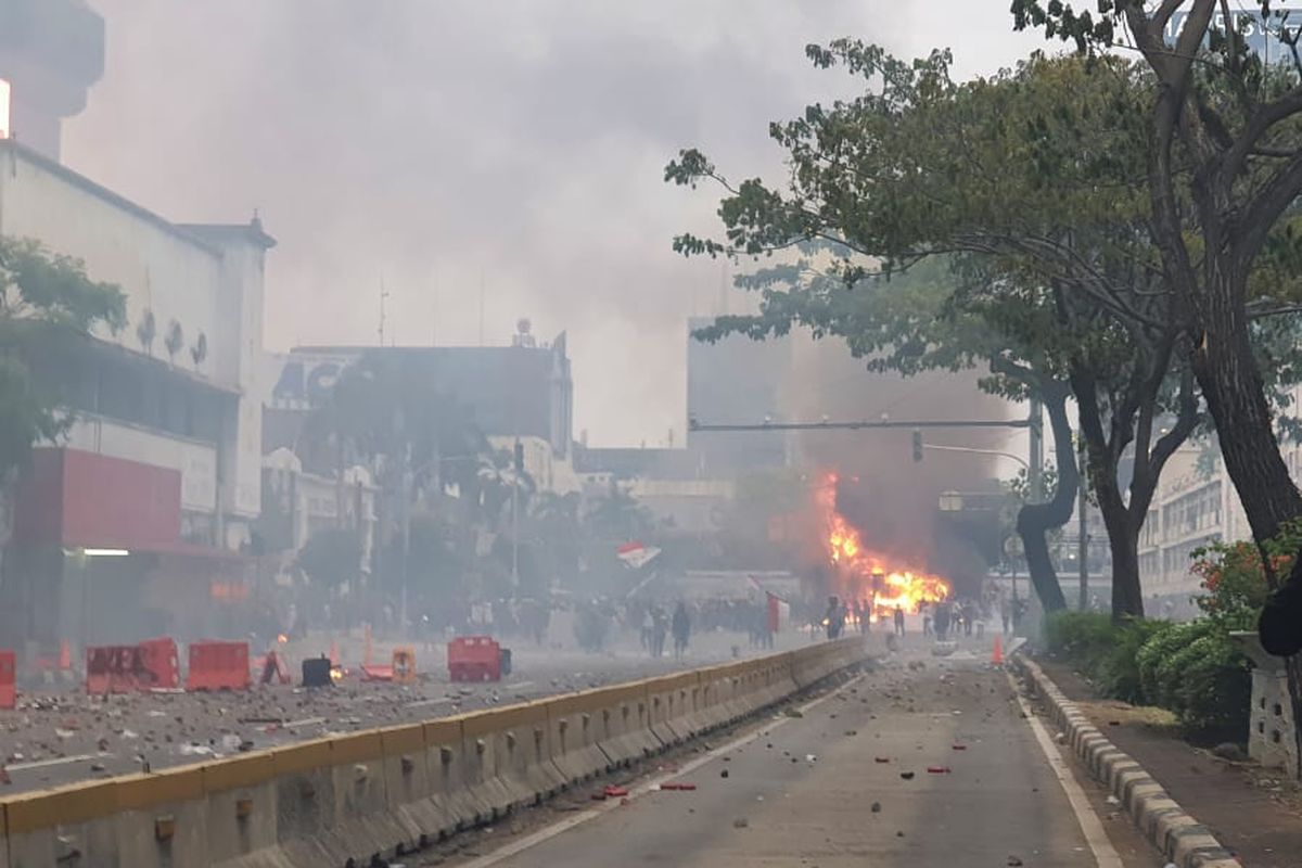 Pos polisi di simpang Harmoni, Jakarta Pusat dibakar massa pada Kamis (8/10/2020) sore.
