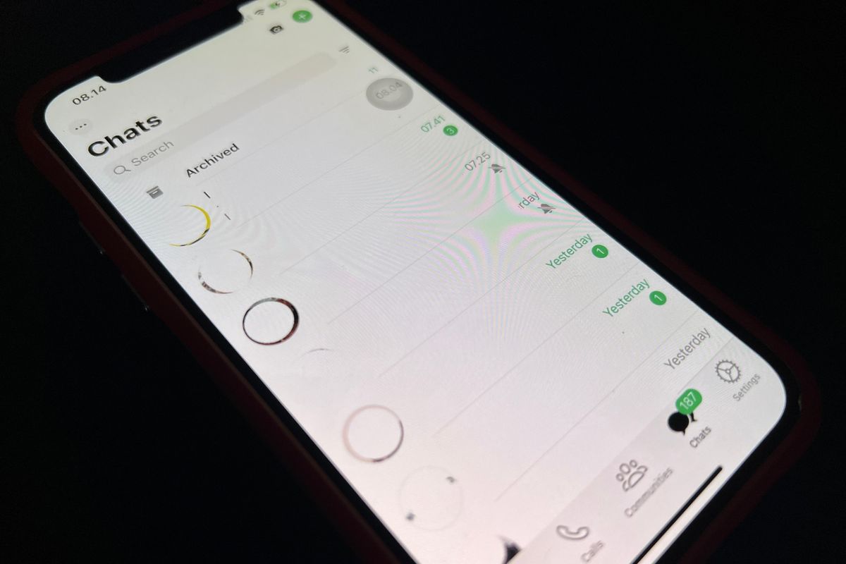 Tampilan WhatsApp hijau di iPhone.