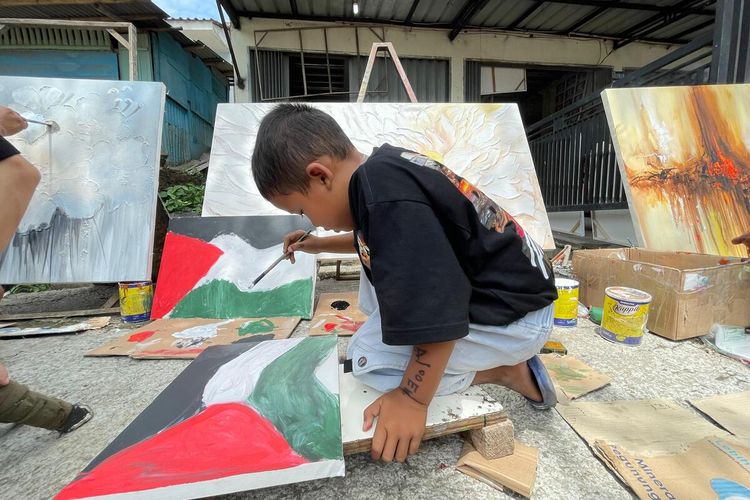 Suasana di Kampung Jelekong, Kelurahan Jelekong, Kecamatan Baleendah, Kabupaten Bandung, Jawa Barat saat para seniman lukis menggelar Aksi Bela Palestina pada Minggu (26/11/2023)