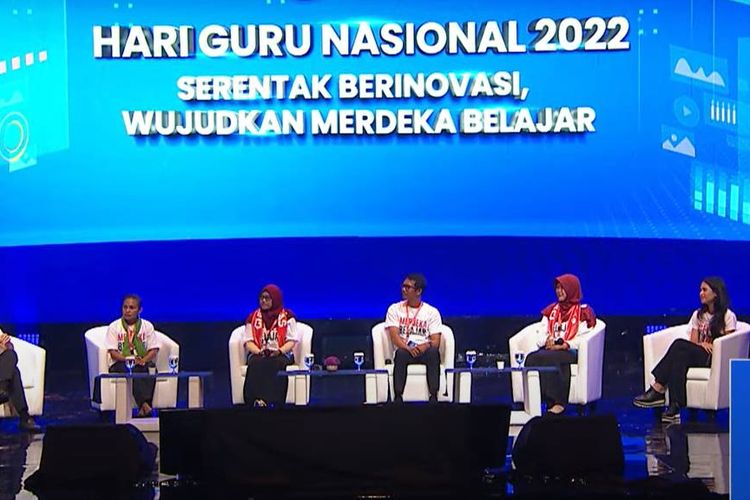 Mendikbudristek, Nadiem Anwar Makarim berinteraksi dengan para guru hebat Puncak Peringatan Hari Guru Nasional (HGN) tahun 2022, di JIExpo Kemayoran Jakarta, Sabtu (26/11/2022).