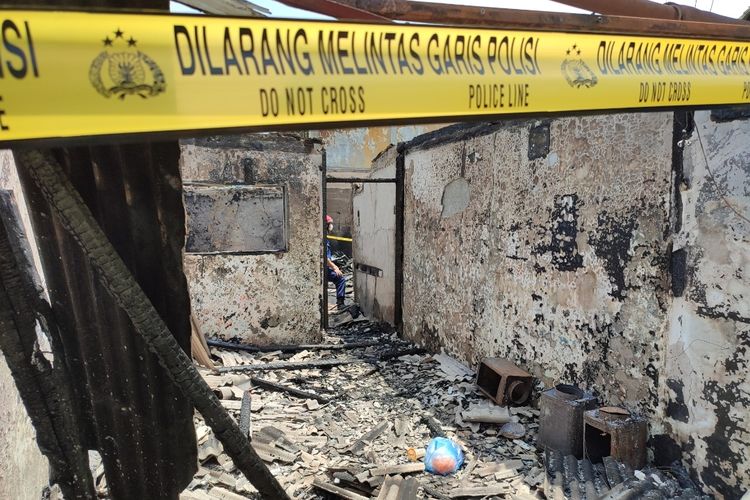 Sebuah bengkel di Jalan Bangka XI, Rt.10/10, Kelurahan Bangka, Kecamatan Mampang Prapatan, Jakarta Selatan, terbakar pada Minggu (2/1/2021).
