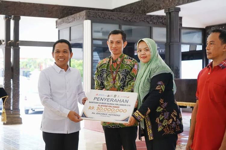 Bank Jatim Cabang Lumajang dan Badan Amil Zakat Nasional (Baznas) Lumajang berkolaborasi menyediakan program pinjaman modal usaha tanpa bunga untuk pelaku UMKM.