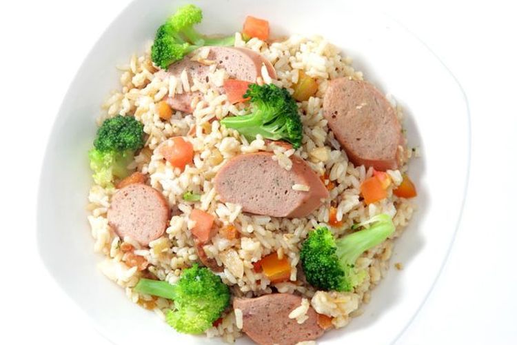 Ilustrasi nasi goreng brokoli dan sosis