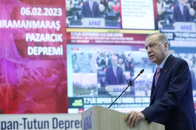 Erdogan berpidato dalam tanggap bencana gempa belum lama ini. Presiden Turkiye Recep Tayyip Erdogan pada Senin (27/2/2023) minta maaf atas lambatnya penanganan dan evakuasi pasca-gempa oleh pemerintah yang dia pimpin.