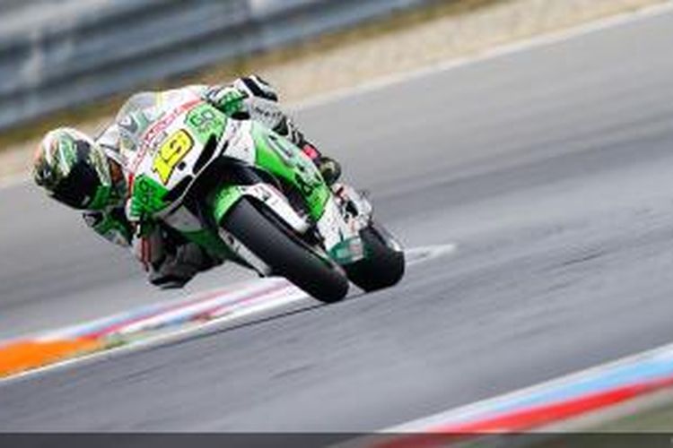 Pebalap Honda Gresini asal Spanyol, Alvaro Bautista, memacu motornya di Sirkuit Brno, pada balapan GP Ceko, Minggu (25/8/2013).