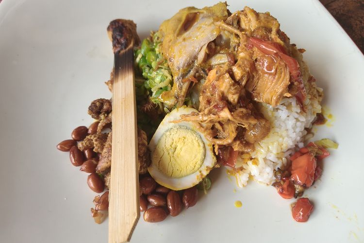 Nasi Ayam Kedewatan yang menjadi salah satu ikon kuliner Bali termasuk makanan legendaris yang banyak dijumpai di warung-warung sepanjang di Jalan Raya Kedewatan, Ubud, Gianyar.