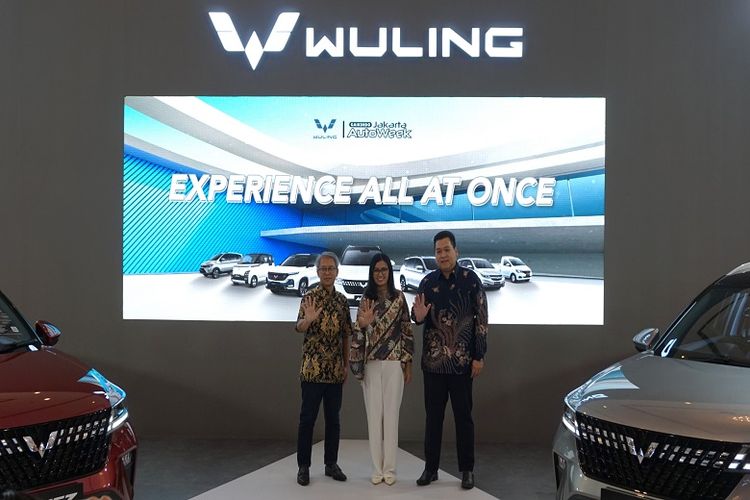 Mengusung tema 'Experience All At Once', Wuling menghadirkan lini produk lengkap di berbagai segmen pada pameran otomotif Gabungan Industri Kendaraan Bermotor Indonesia (Gaikindo) Jakarta Auto Week atau GJAW 2023 yang digelar di Jakarta Convention Center (JCC) mulai Senin (13/3/2023) hingga Minggu (19/3/2023). 