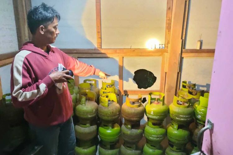 Dinding berlubang gudang tabung gas ukuran 3 Kilogram di rumah Sugiman (66) warga Padukuhan Kaliwilut, Kalurahan Kaliagung, Kapanewon Sentolo, Kabupaten Kulon Progo, Daerah Istimewa Yogyakarta. Setelah diperiksa, 21 tabung gas raib dari gudang itu.