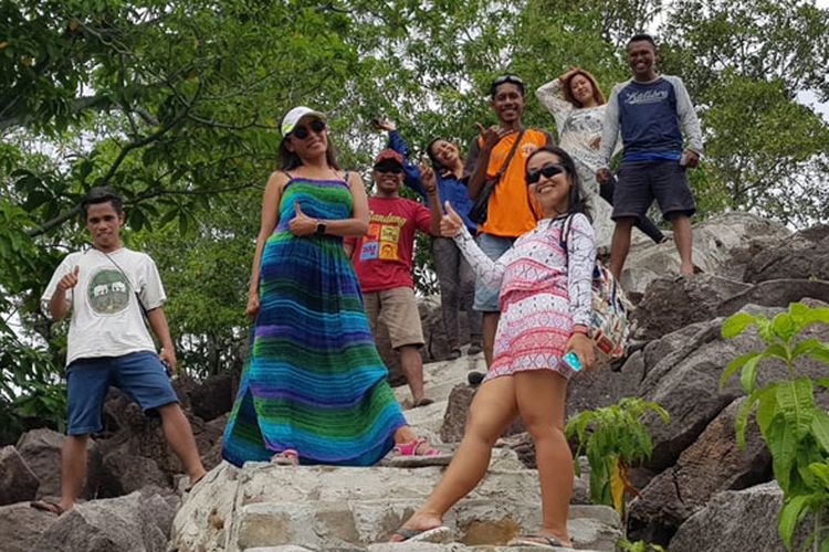 Para wisatawan berswafoto di bukit dan jembatan batu di Pulau Kojadoi, Kabupaten Sikka, Flores, NTT, Senin (3/6/2019).