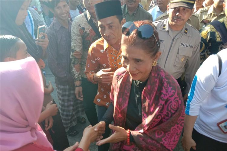 Menteri Kelautan dan Perikanan RI , Susi Pudjiastuti bersalaman dengan warga saat melakukan kunjungan kerja ke Desa Berahwalang, Kecamatan Bonang, Kabupaten Demak , Jateng,Senin (29/7/2019)