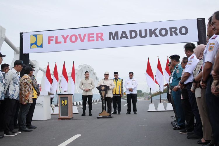 Presiden Republik Indonesia (RI) Prabowo Subianto meresmikan flyover Madukoro yang dibangun oleh PT Wijaya Karya (Persero) Tbk atau WIKA, di Jalan Yos Sudarso, Kota Semarang, Jawa Tengah (Jateng), Rabu (11/12/2024). 