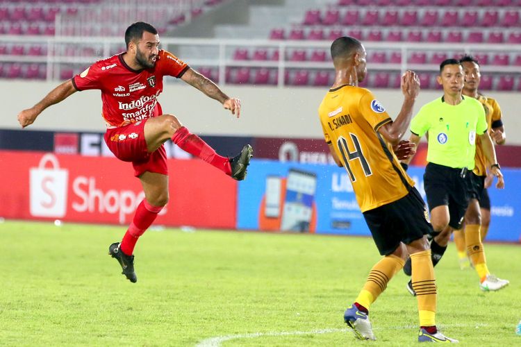 Pemain Bali United Brwa Nouri usai menendang bola saat pertandingan pekan ke-13 Liga 1 2022-2023 melawan Bhayangkara FC yang berakhir dengan skor 0-3 di Stadion Manahan Solo, Kamis (8/12/2022) malam. 