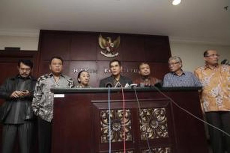 Wakil Ketua MK Hamdan Zoelva (tengah) didampingi sejumlah Hakim Konstitusi yaitu Anwar Usman, Arief Hidayat, Maria Farida Indrati, Patrialis Akbar, Harjono (kiri ke kanan) dan Sekretaris Jenderal MK Janedjri M Gaffar (kanan) memberikan keterangan terkait penangkapan Akil Mochtar, Rabu (2/10/2013).