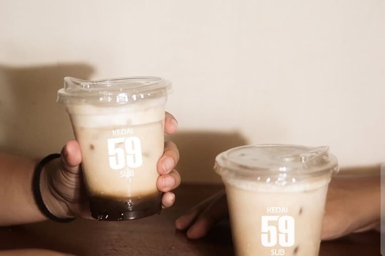 Es Kopi Susu salah satu menu Kedai Lima Sembilan Tunjungan yang bias dinikmati pengunjung setelah melalui tangga darurat di Tunjungan Electronic Center (TEC) Surabaya.