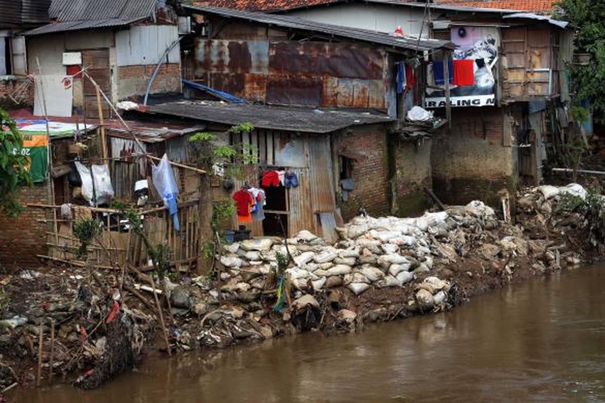 Deretan rumah warga berdiri di bantaran Kali Ciliwung di Kawasan Bidara Cini, Jakarta Timur, Selasa (4/3/2014). Prmprov DKI Jakarta akan membuat sodetan Ciliwung sepanjang 1,27 kilometer yang akan dilakukan mulai kawasan Bidaracina sampai dengan Kali Cipinang yang dihubungkan dengan KBT. Ratusan kepala keluarga (KK) yang bertempat tinggal di jalur pembuatan sodetan Ciliwung menuju Kanal Banjir Timur (KBT) akan direlokasi ke rumah susun. Warta Kota/angga bhagya nugraha