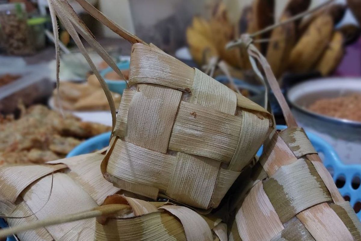 Asal usul Ketupat hingga menjadi tradisi Hari Raya Idul Fitri dan Idul Adha di nusantara.