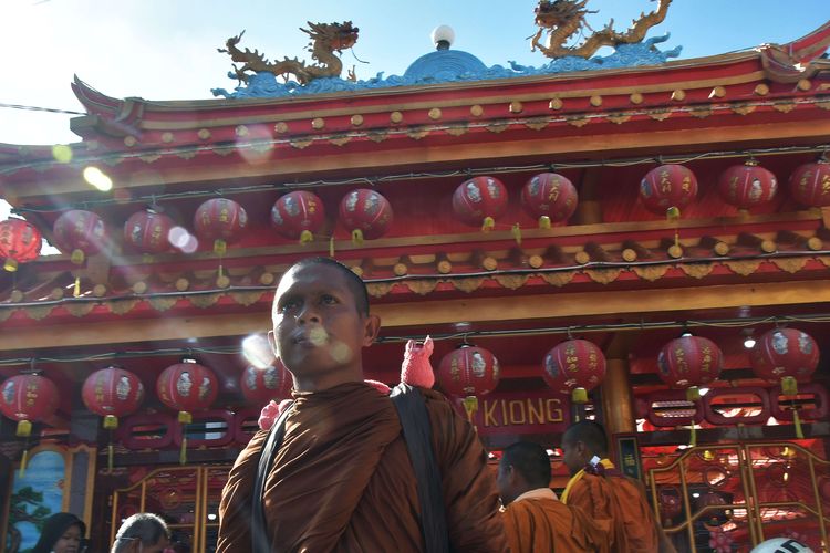 Seorang biksu melintas di samping Klenteng Hok Lay Kiong saat perjalanan ritual keagamaan (thudong)  di Bekasi, Jawa Barat, Jumat (12/5/2023). Sebanyak 32 biksu dari sejumlah negara tersebut jalan kaki dari Thailand menuju Candi Borobudur  dalam rangka menyambut Hari Raya Waisak pada 4 Juni 2023.