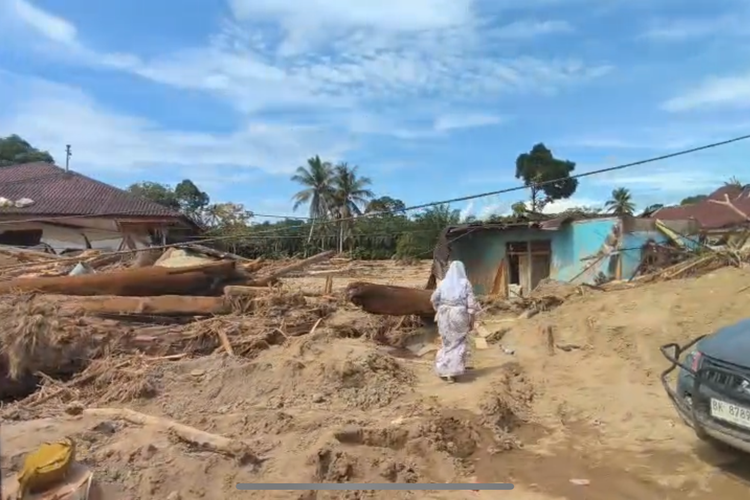 Suasana permukiman di Agam Sumatera Barat usai diterjang banjir, 4 Desember 2025. 
