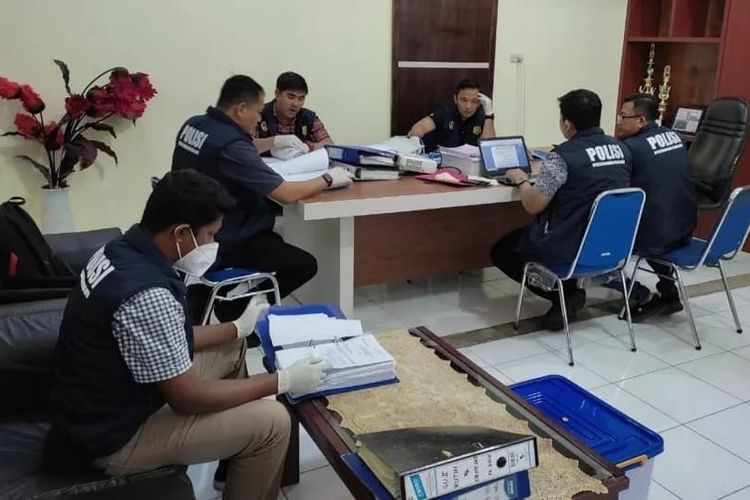 Tim Tipidkor Ditreskrimsus Polda Aceh Geledah Kantor Dinkes Aceh Tengah *** Local Caption *** Tim Tipidkor Ditreskrimsus Polda Aceh Geledah Kantor Dinkes Aceh Tengah