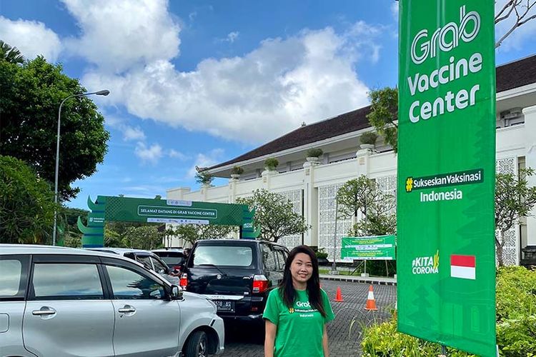 Iki Sari Dewi saat mengawasi pelaksanaan Grab Vaccine Center Bali, pusat vaksinasi dengan konsep drive-thru pertama di Asia Tenggara