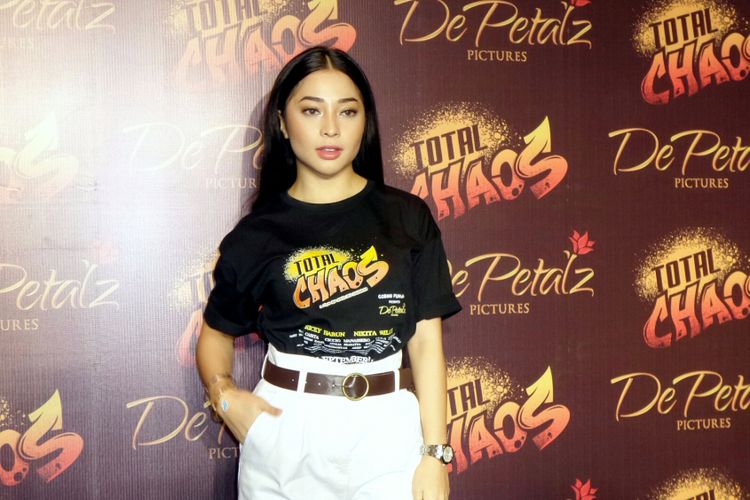 Artis peran Nikita Willy saat berpose di gala premiere film Total Chaos di XXI Planet Hollywood, Gatot Subroto, Jakarta Selatan, belum lama ini. 