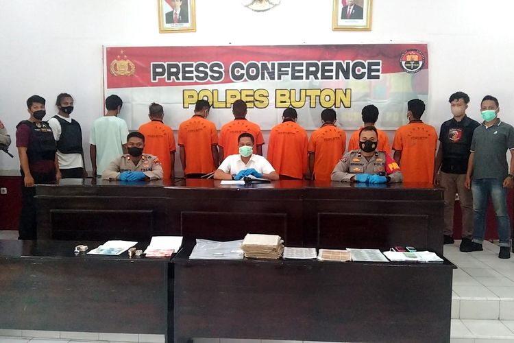 Satuan Reskrim Polres Buton dan Satuan Reskrim Polsek Pasarwajo menggerebek dua tempat perjudian online di Kecamatan Pasarwajo dan Kecamatan Siotapina, Kabupaten Buton, Sulawesi Tenggara. Akibat 14 warga yang terdiri 12 laki-laki dan 2 wanita ditangkap polisi bersama dengan sejumlah bukti di lokasi kejadian.