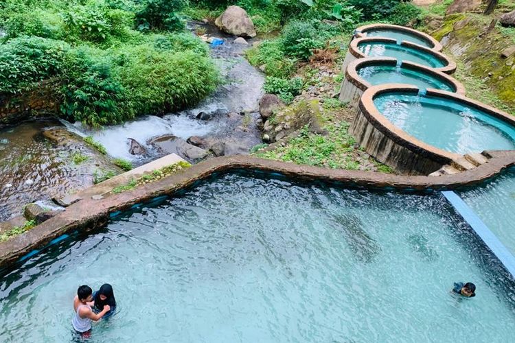 Wisatawan saat menikmati pemandian di Hutan Ciherang, Kabupaten Sumedang. 