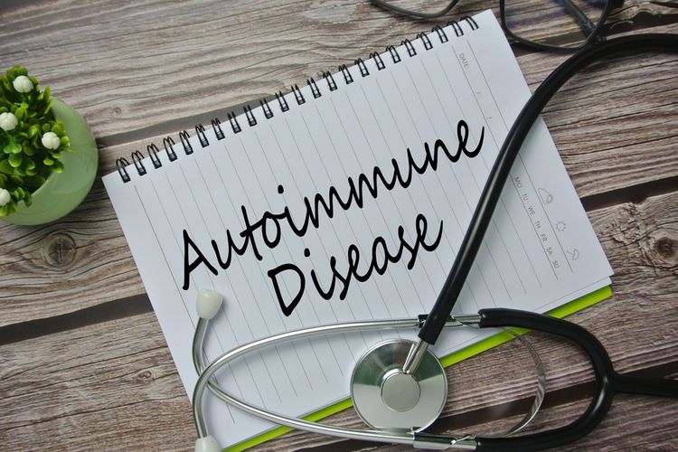 Penyakit autoimun adalah kondisi di mana sistem kekebalan secara keliru merusak sel-sel sehat di tubuh. Contohnya, psoriasis dan diabetes tipe 1. 