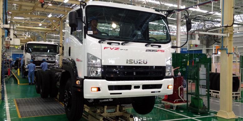 Produksi truk menengah Giga di pabrik baru Isuzu, di Karawang, Jawa Barat.